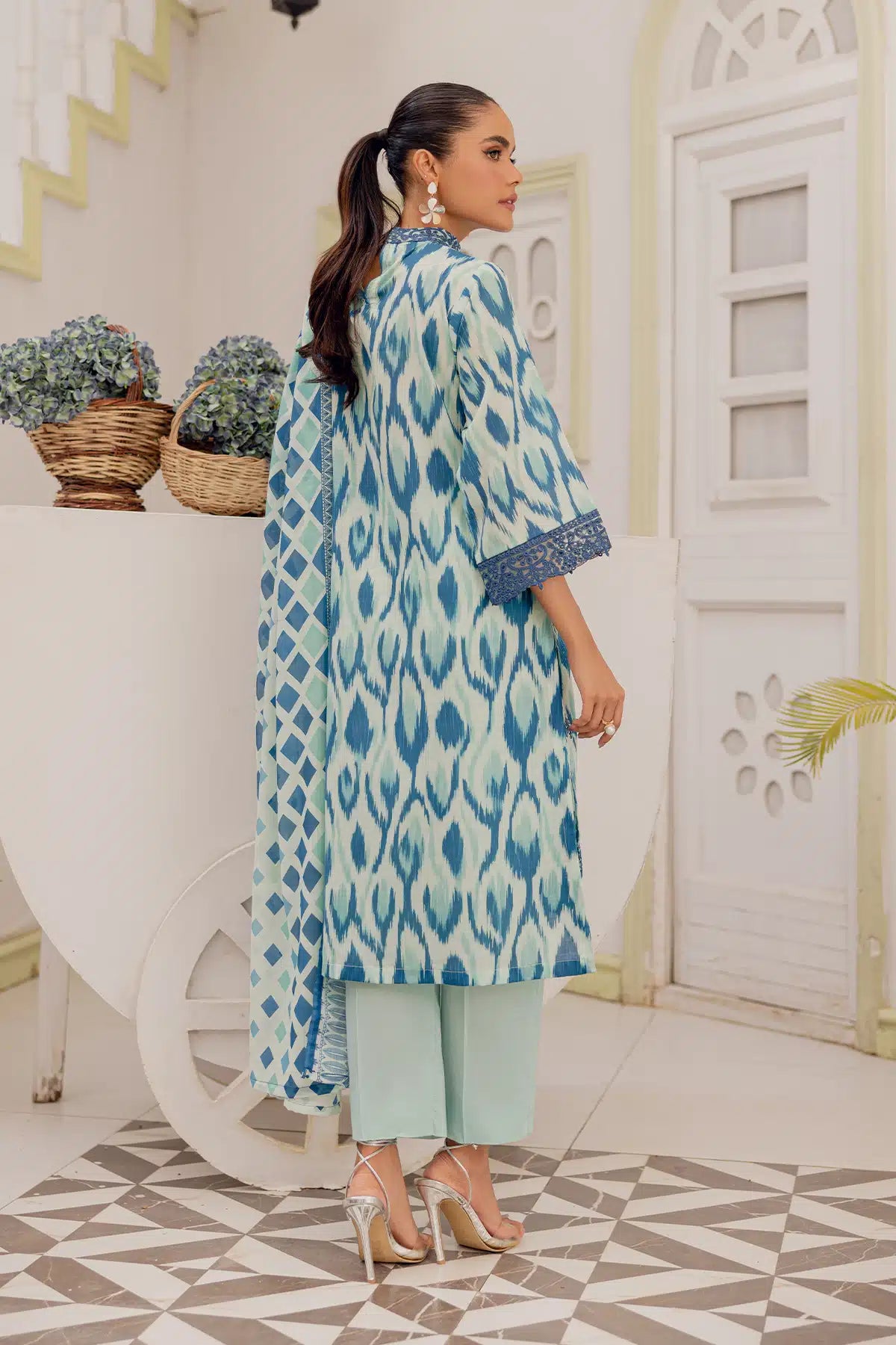 4761-USWA EMBROIDERED LAWN UNSTITCHED