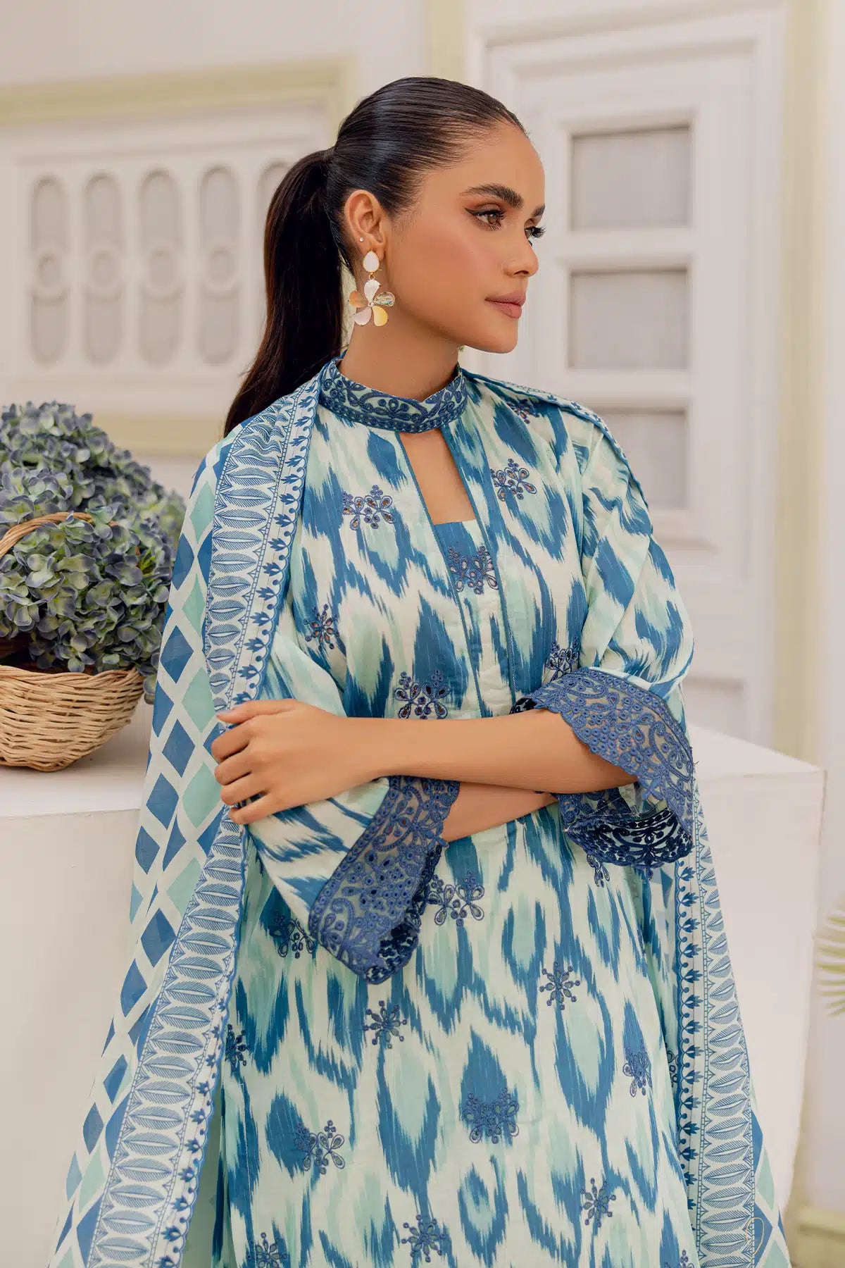 4761-USWA EMBROIDERED LAWN UNSTITCHED